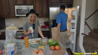 Mature Daisy Haze raw handjob in the kitchen