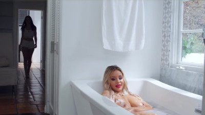 Michele James show natural boobs in the bath